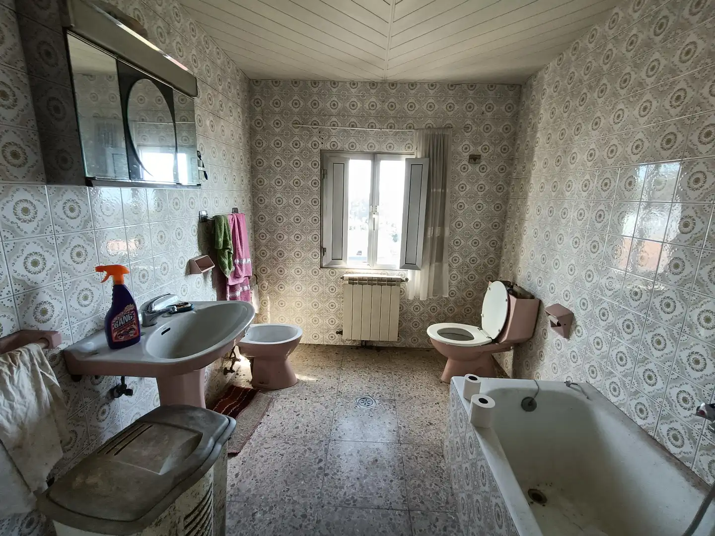 Badezimmer von Einfamilien-Reihenhaus zum Verkauf in Ribeira mit Heizung und Privatgarten