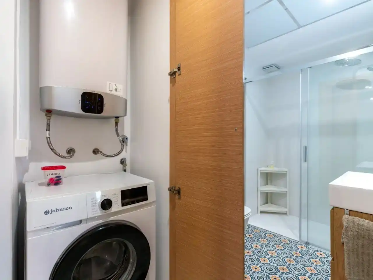 Bany de Apartament de lloguer en  Sevilla Capital amb Aire condicionat