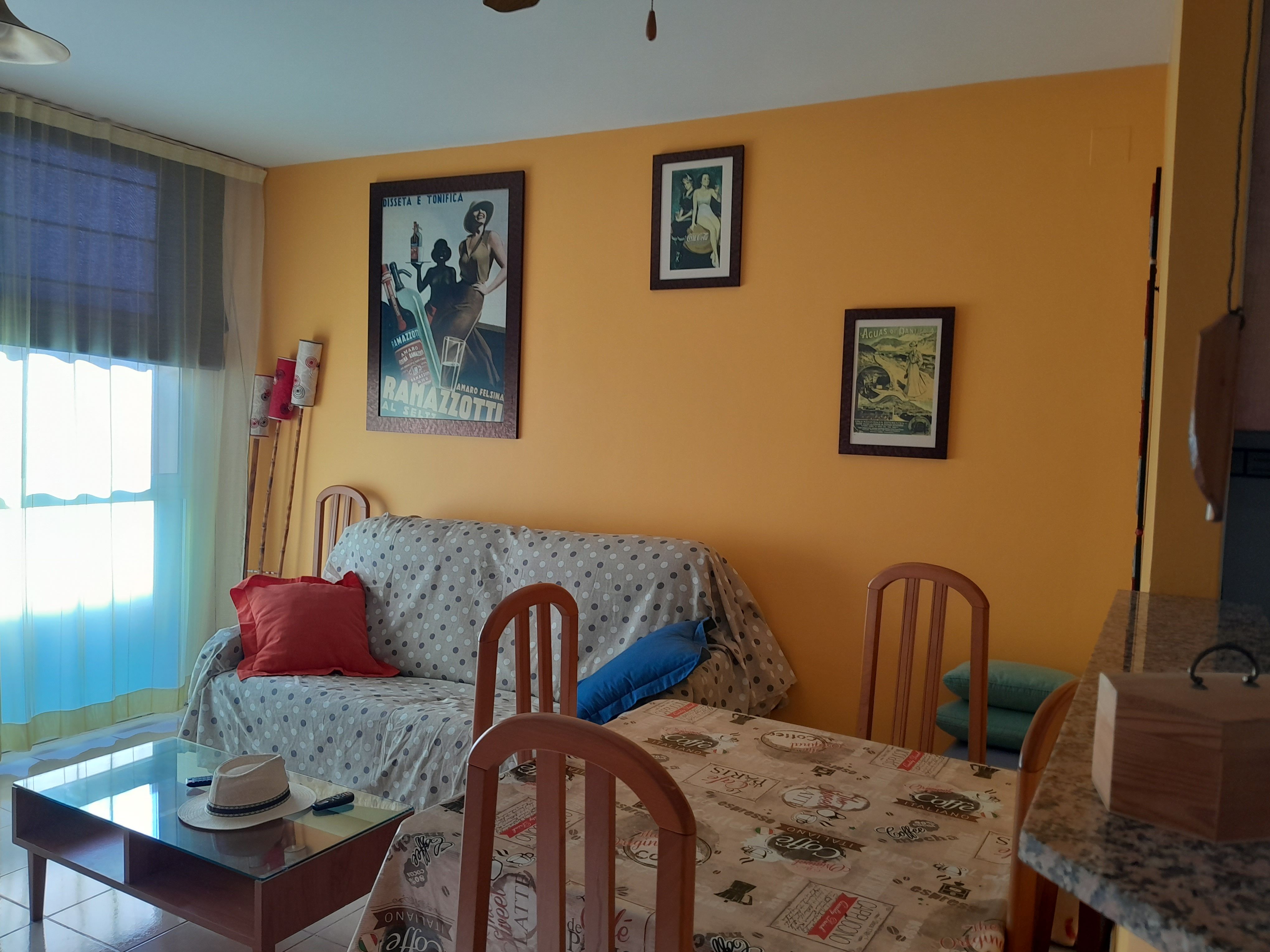 Sala d'estar de Pis de lloguer en Benicarló amb Aire condicionat, Moblat i Forn