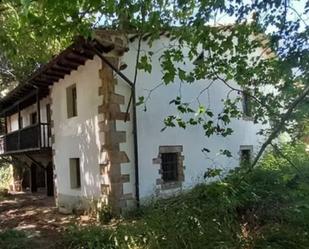 Vista exterior de Casa o xalet en venda en Santiurde de Toranzo amb Jardí privat, Moblat i Balcó