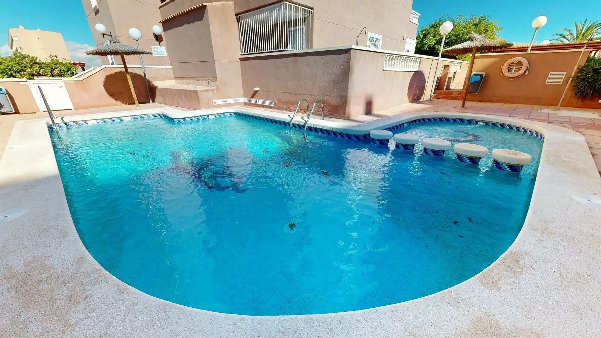 Schwimmbecken von Wohnungen zum Verkauf in Elche / Elx mit Klimaanlage, Terrasse und Möbliert