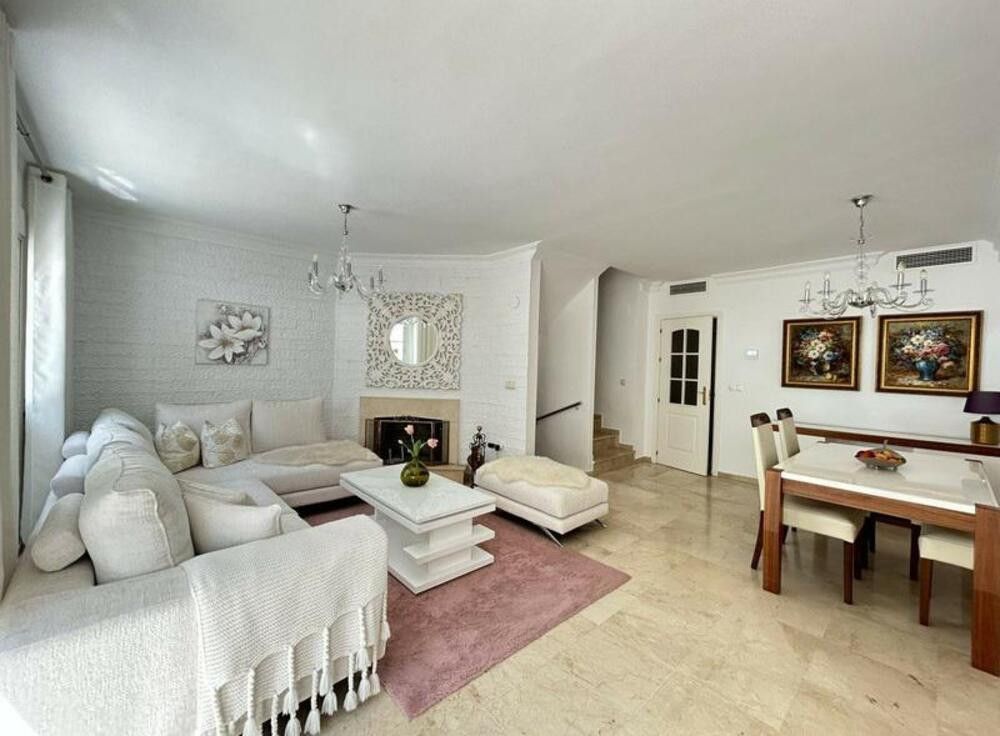 Sala d'estar de Casa adosada de lloguer en Marbella amb Aire condicionat, Jardí privat i Terrassa