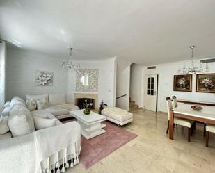 Sala d'estar de Casa adosada de lloguer en Marbella amb Aire condicionat, Jardí privat i Terrassa