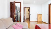 Sala d'estar de Dúplex en venda en San Juan de Aznalfarache amb Aire condicionat, Jardí privat i Terrassa