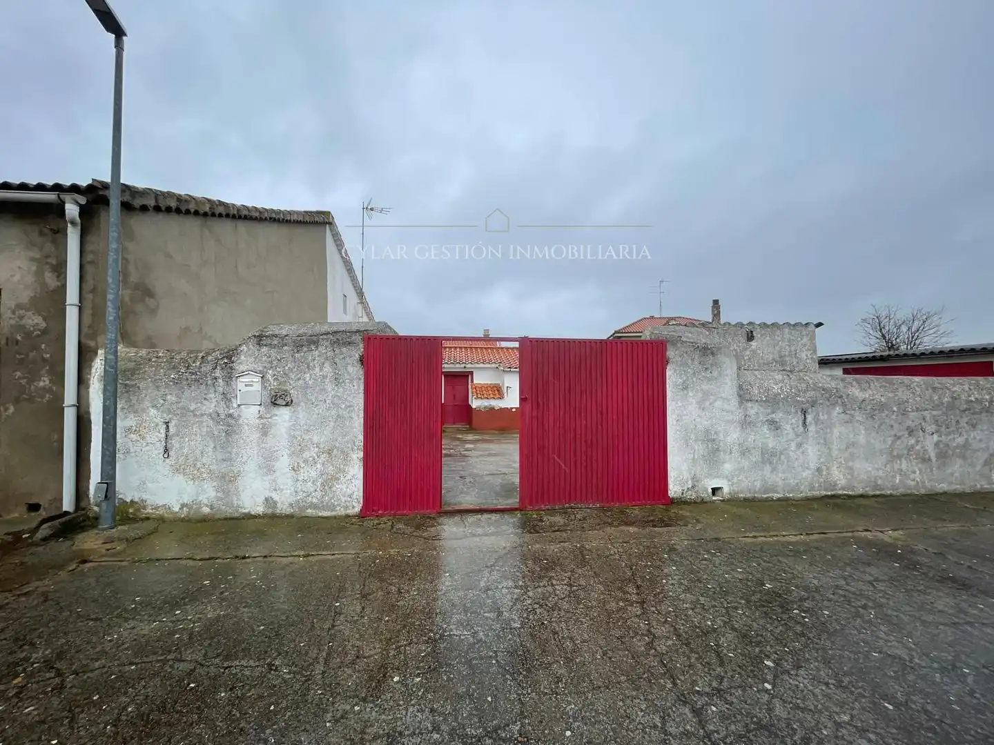 Vista exterior de Casa o xalet en venda en San Pedro de Rozados amb Calefacció, Traster i Moblat