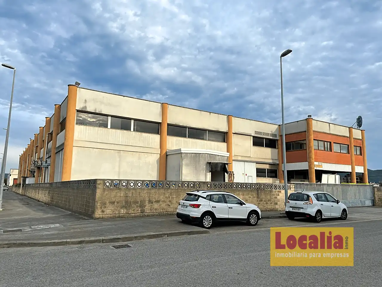 Vista exterior de Nave industrial en venta en Laredo