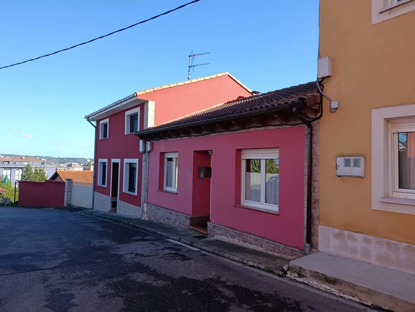 Vista exterior de Casa o xalet en venda en Avilés amb Calefacció, Terrassa i Traster