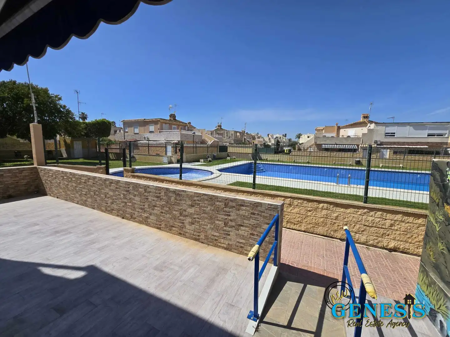 Piscina de Casa adosada en venda en Torrevieja amb Aire condicionat, Jardí privat i Terrassa