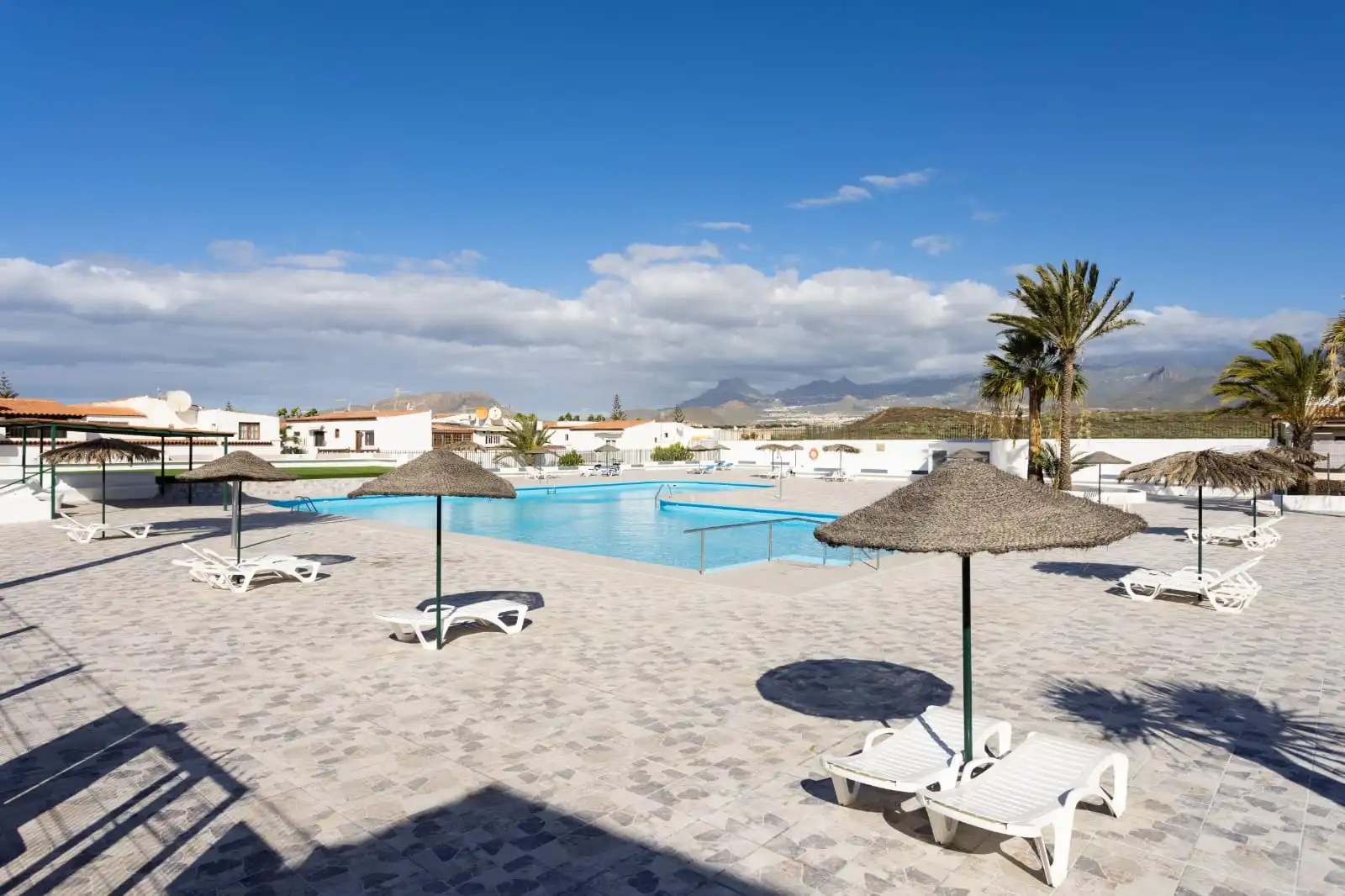 Piscina de Dúplex en venta en Arona con Terraza, Amueblado y Horno