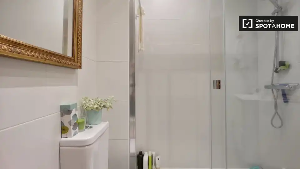 Baño de Piso para compartir en Barcelona con Aire acondicionado, Calefacción y Amueblado