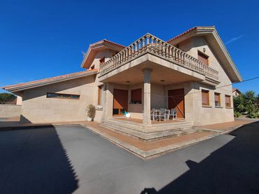 Villa con balcone in vendita a Aldea Tragove