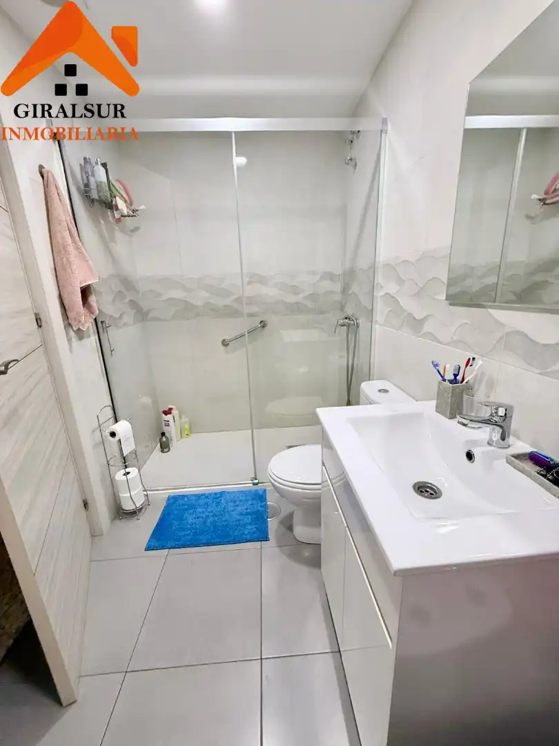 Bathroom of Flat for sale in Sevilla  with Air Conditioner and Terrace