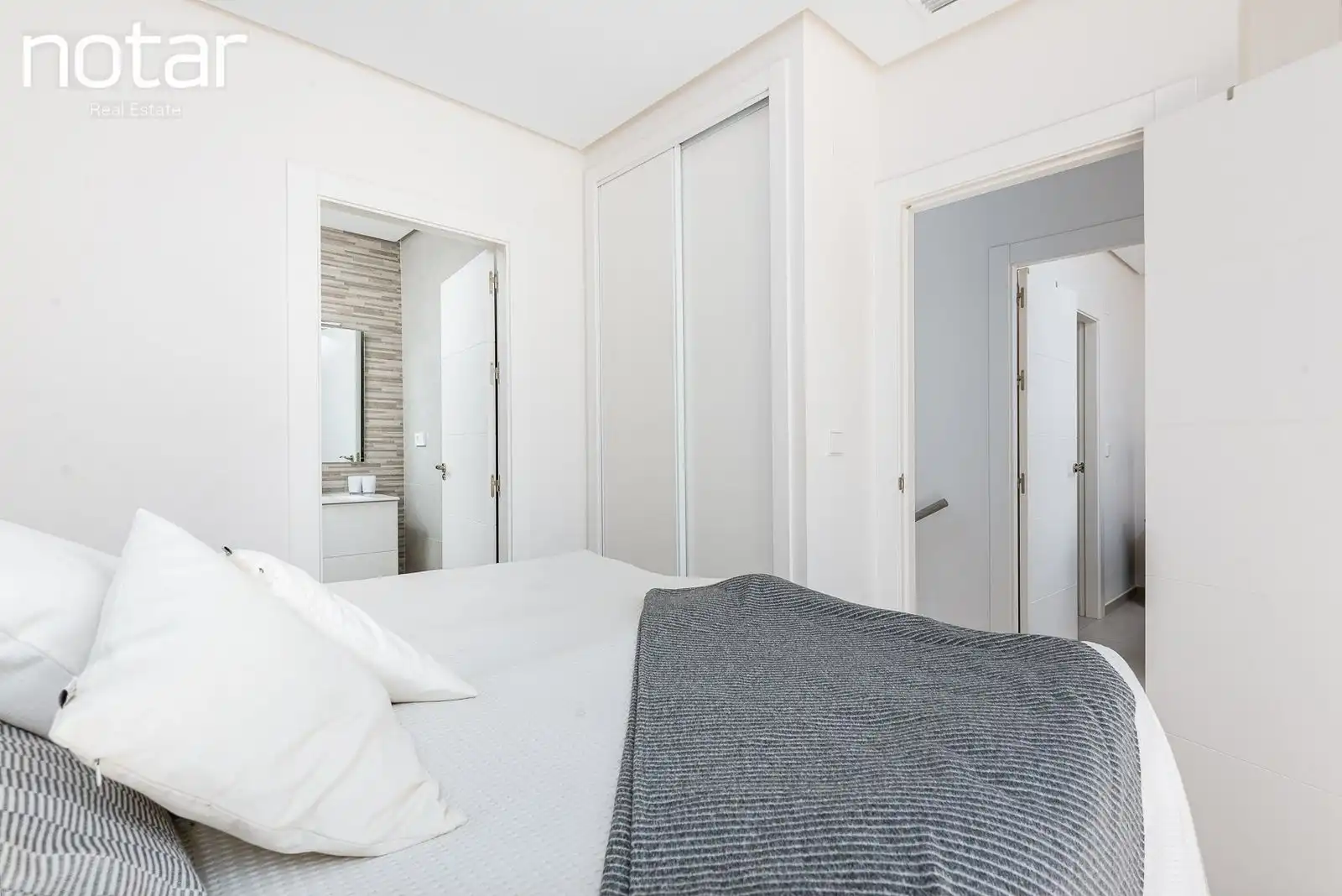Dormitori de Casa adosada en venda en Torrevieja amb Jardí privat, Terrassa i Piscina