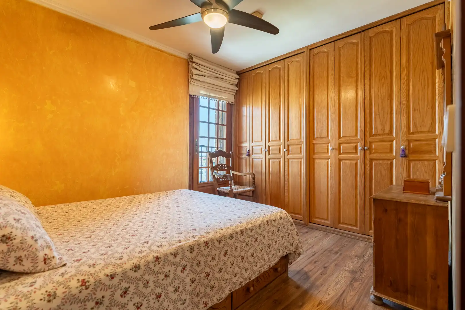 Schlafzimmer von Dachboden zum Verkauf in Reus mit Klimaanlage, Heizung und Parkett