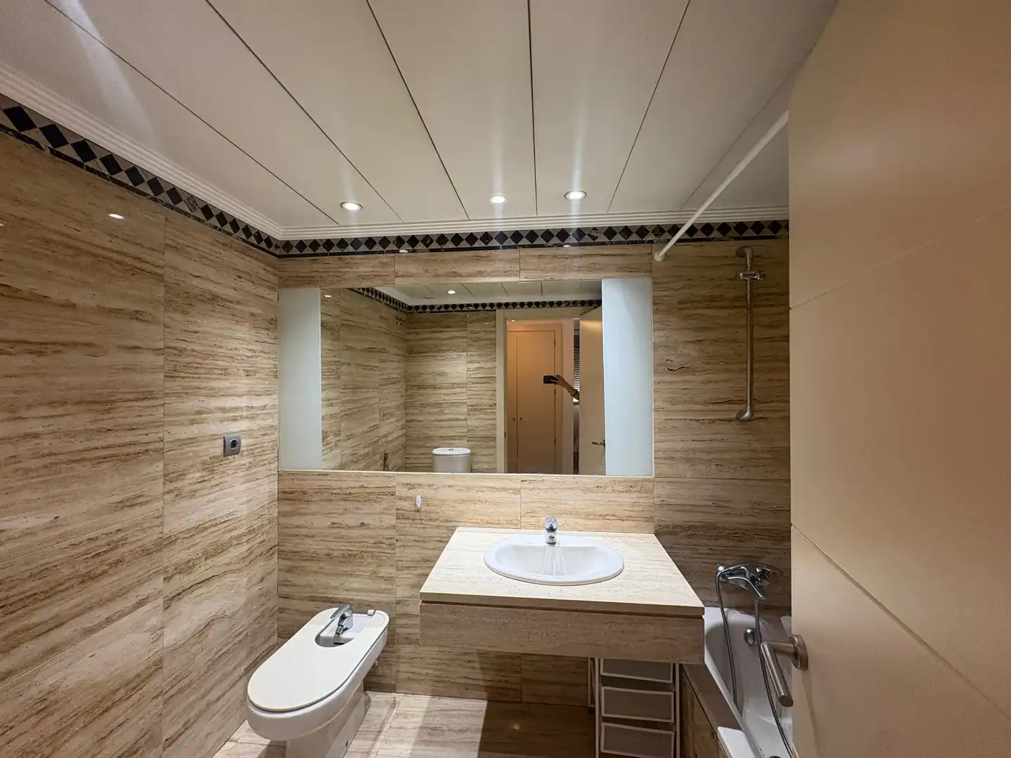 Baño de Piso de alquiler en Madrid con Aire acondicionado, Calefacción y Jardín privado