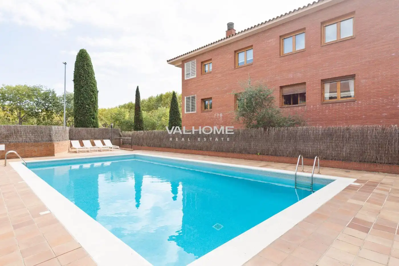 Außenansicht von Wohnung zum Verkauf in Sant Cugat del Vallès mit Klimaanlage, Heizung und Parkett