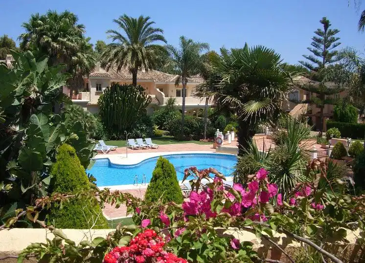 Jardí de Casa adosada de lloguer en Estepona amb Aire condicionat, Terrassa i Moblat