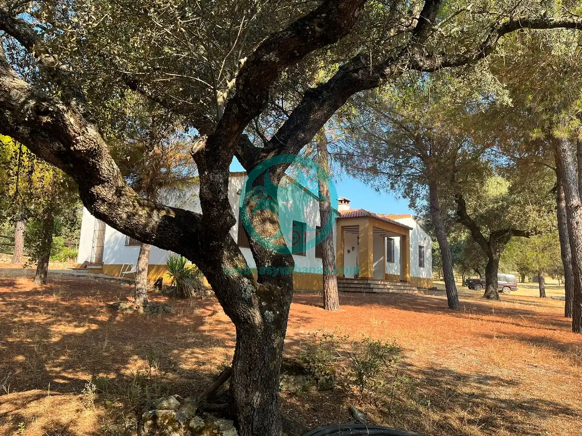 Außenansicht von Country house zur Miete in Cáceres mit Schwimmbad, Möbliert und Ofen