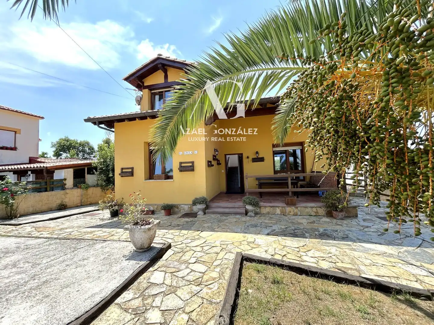 Vista exterior de Casa o xalet en venda en San Vicente de la Barquera amb Calefacció, Jardí privat i Terrassa