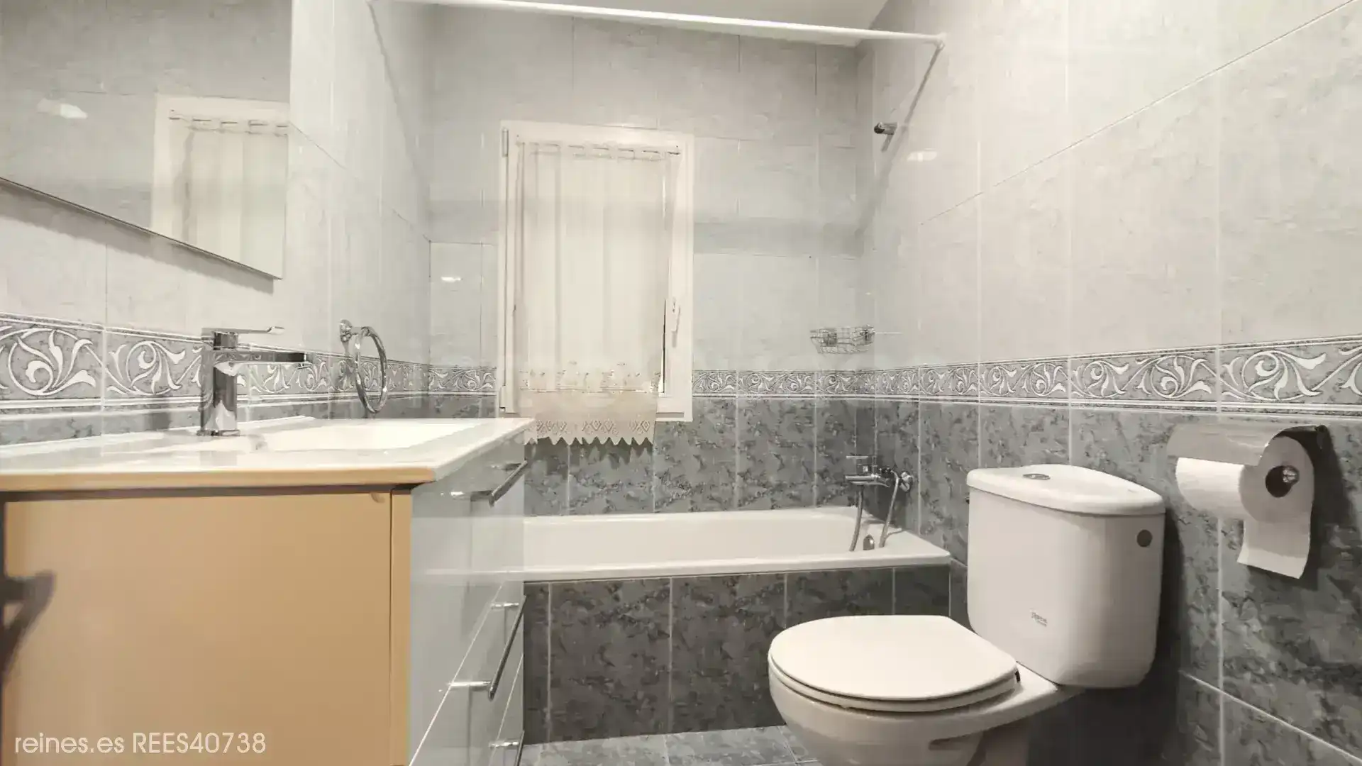 Baño de Piso de alquiler en Siero con Calefacción, Terraza y Amueblado
