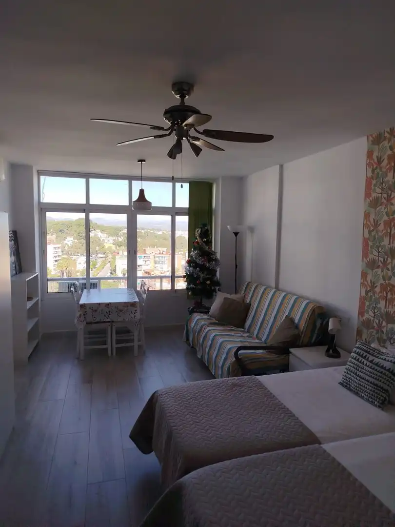 Sala de estar de Estudio de alquiler en Torremolinos con Aire acondicionado, Amueblado y Piscina comunitaria