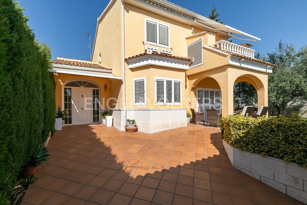 Vista exterior de Casa o chalet de alquiler en San Antonio de Benagéber con Aire acondicionado, Calefacción y Jardín privado