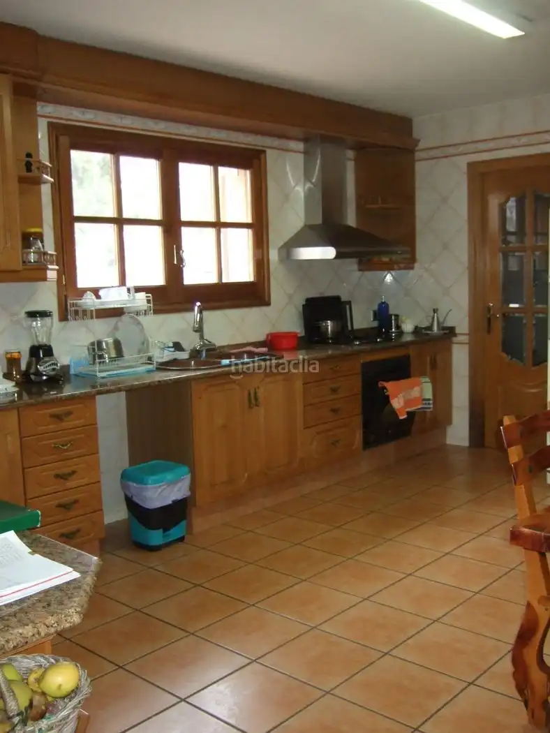 Cuina de Casa o xalet en venda en Mataró amb Aire condicionat, Calefacció i Jardí privat