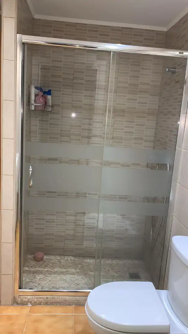 Badezimmer von Einfamilien-Reihenhaus zum Verkauf in Cunit mit Klimaanlage, Heizung und Privatgarten