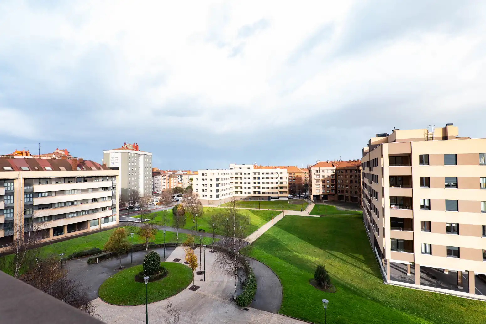 Außenansicht von Wohnung zum Verkauf in Gijón  mit Heizung, Parkett und Abstellraum