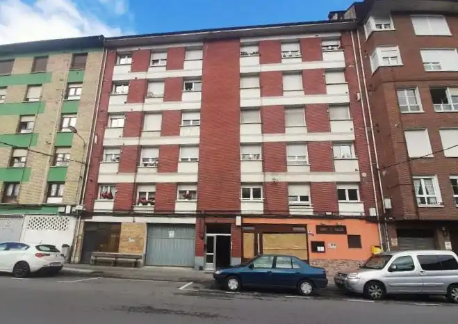 Vista exterior de Piso en venta en Lena con Parquet, Trastero y Lavadora