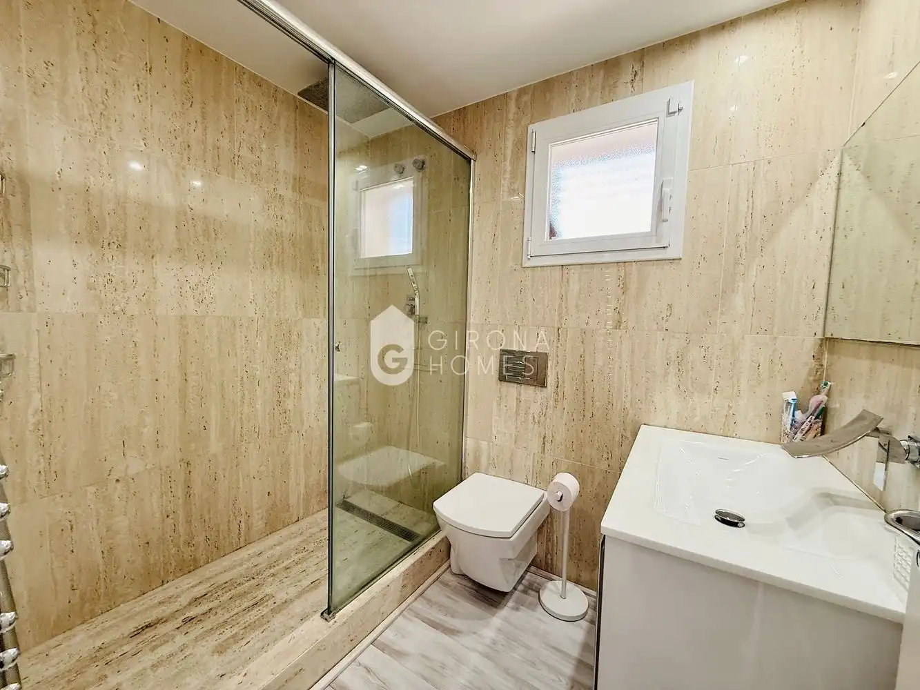 Baño de Casa adosada en venta en Girona con Aire acondicionado, Calefacción y Terraza