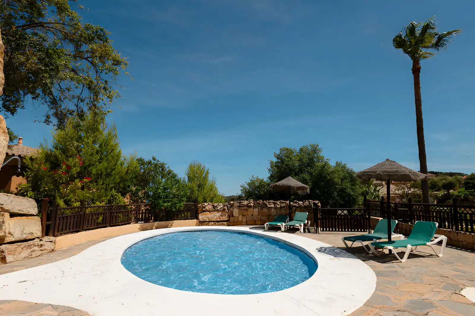 Schwimmbecken von Erdgeschoss zum Verkauf in Marbella mit Klimaanlage, Privatgarten und Terrasse