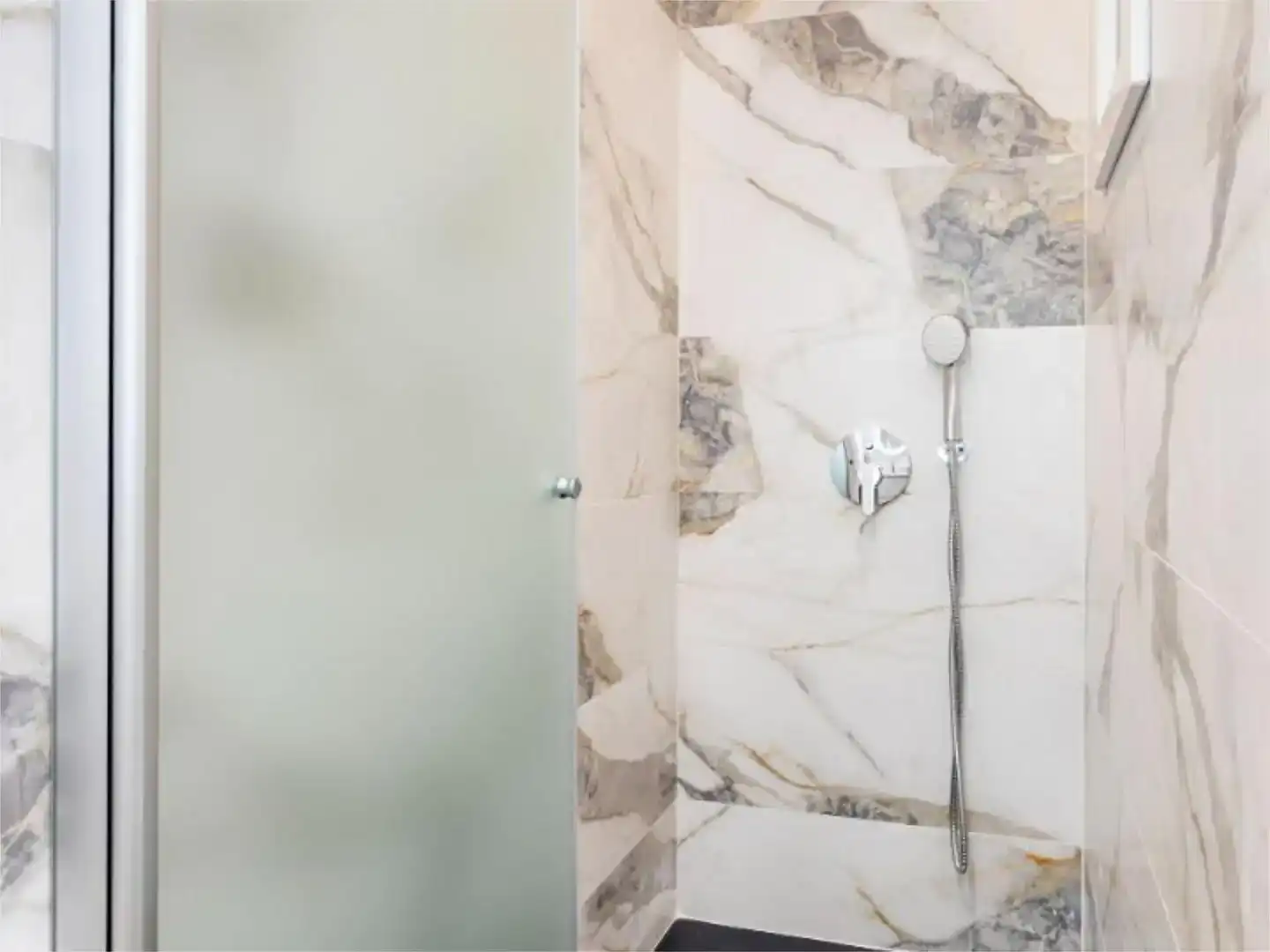 Baño de Piso de alquiler en Valencia con Aire acondicionado, Jardín privado y Amueblado