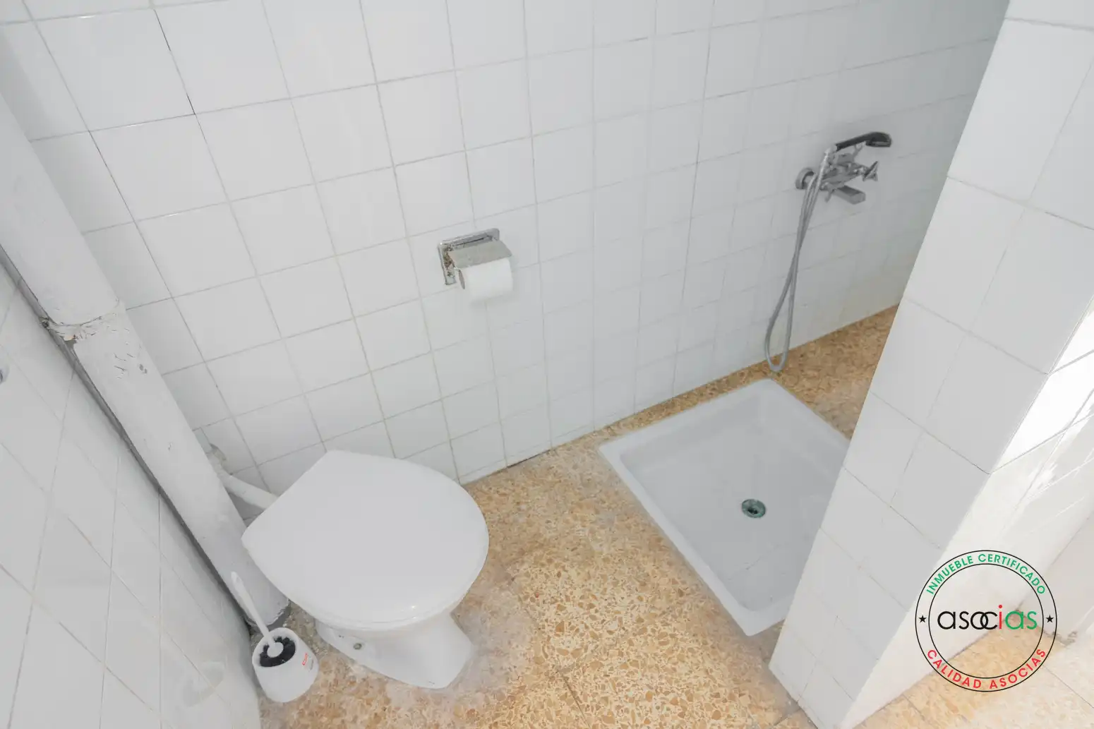 Badezimmer von Fabrikhallen zum Verkauf in Noreña