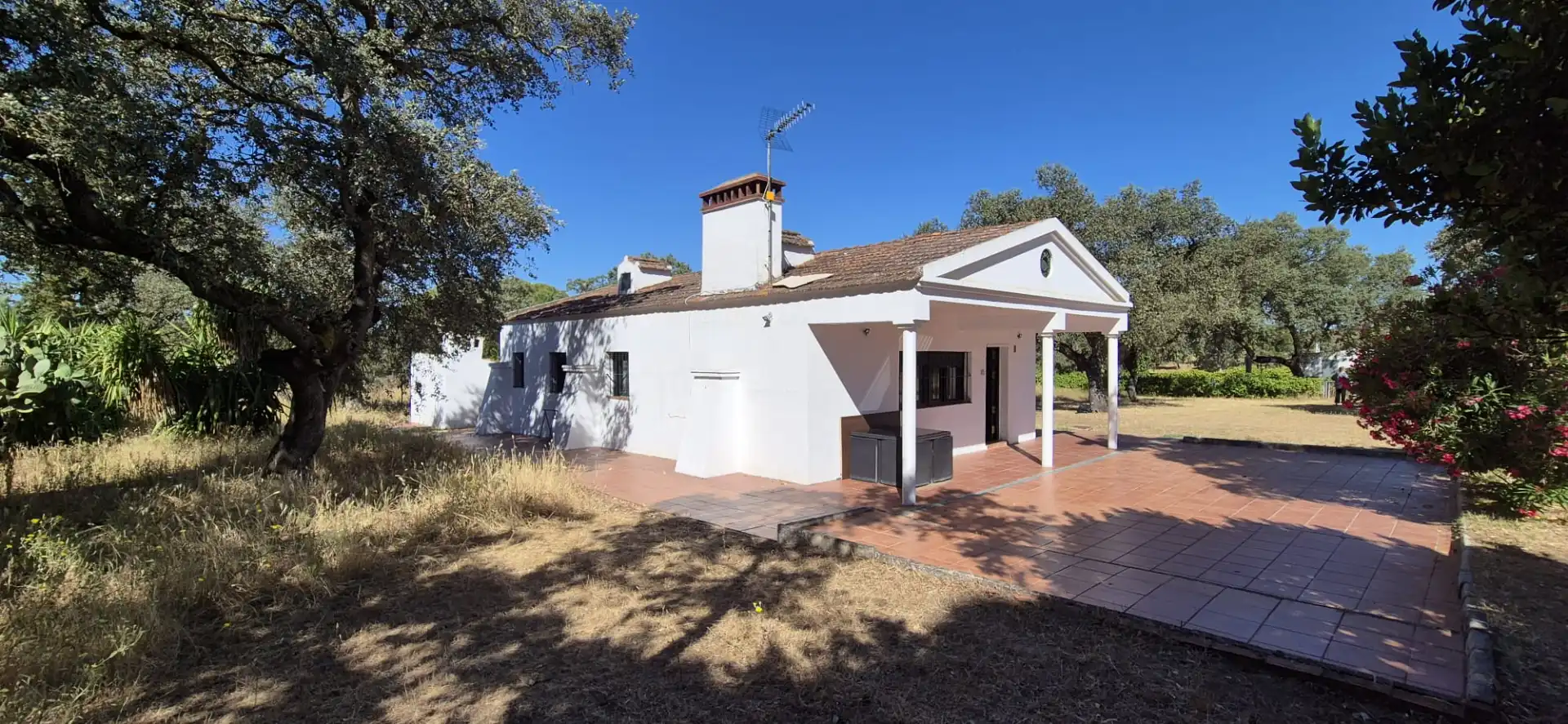 Außenansicht von Haus oder Chalet zum Verkauf in Badajoz mit Privatgarten, Terrasse und Abstellraum