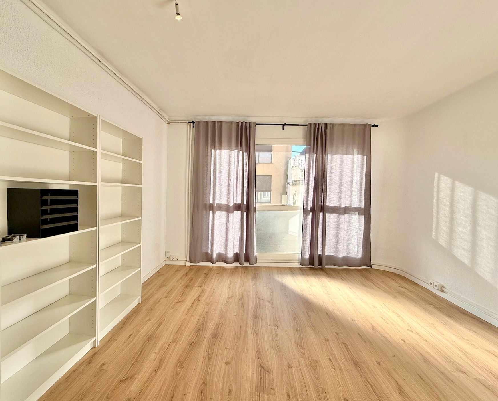 Dormitori de Local de lloguer en Cornellà de Llobregat amb Aire condicionat i Parquet