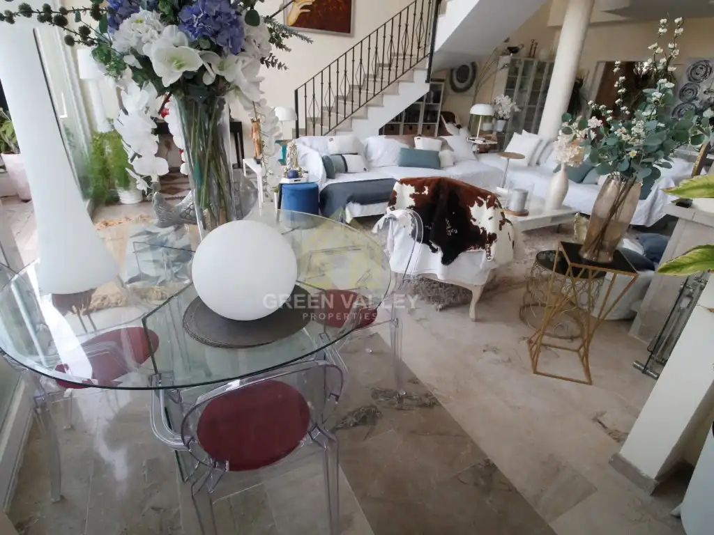 Sala d'estar de Casa adosada en venda en La Alcaidesa amb Aire condicionat, Calefacció i Jardí privat