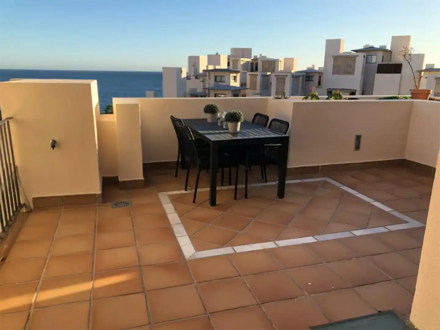 Terrasse von Wohnung zur Miete in Estepona mit Klimaanlage, Privatgarten und Abstellraum