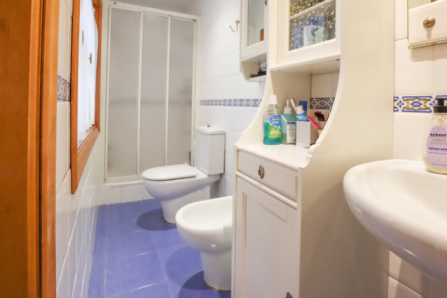 Bathroom of Flat for sale in Oviedo   with Heating, Parquet flooring and Terrace