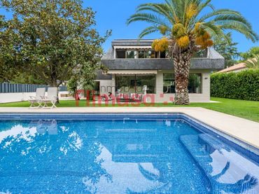 Xalet amb piscina en venda a Calle Junco