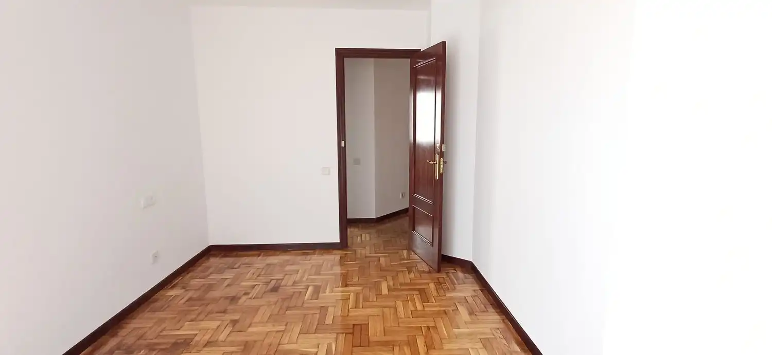Schlafzimmer von Wohnung zur Miete in Gijón  mit Heizung, Abstellraum und Schwimmbad