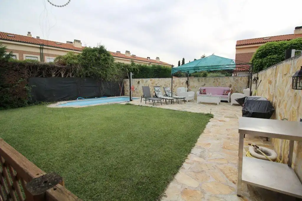 Jardín de Casa o chalet en venta en Alovera con Aire acondicionado, Calefacción y Piscina comunitaria