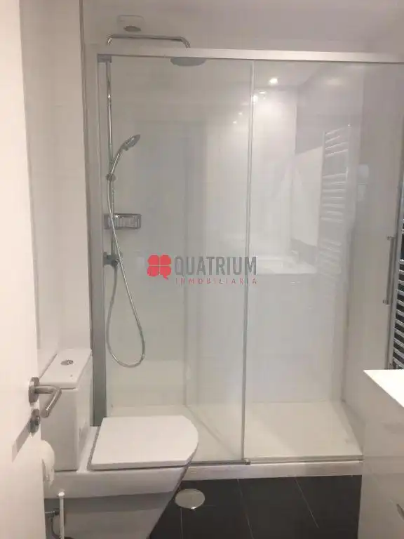Baño de Piso de alquiler en Santiago de Compostela  con Calefacción y Terraza