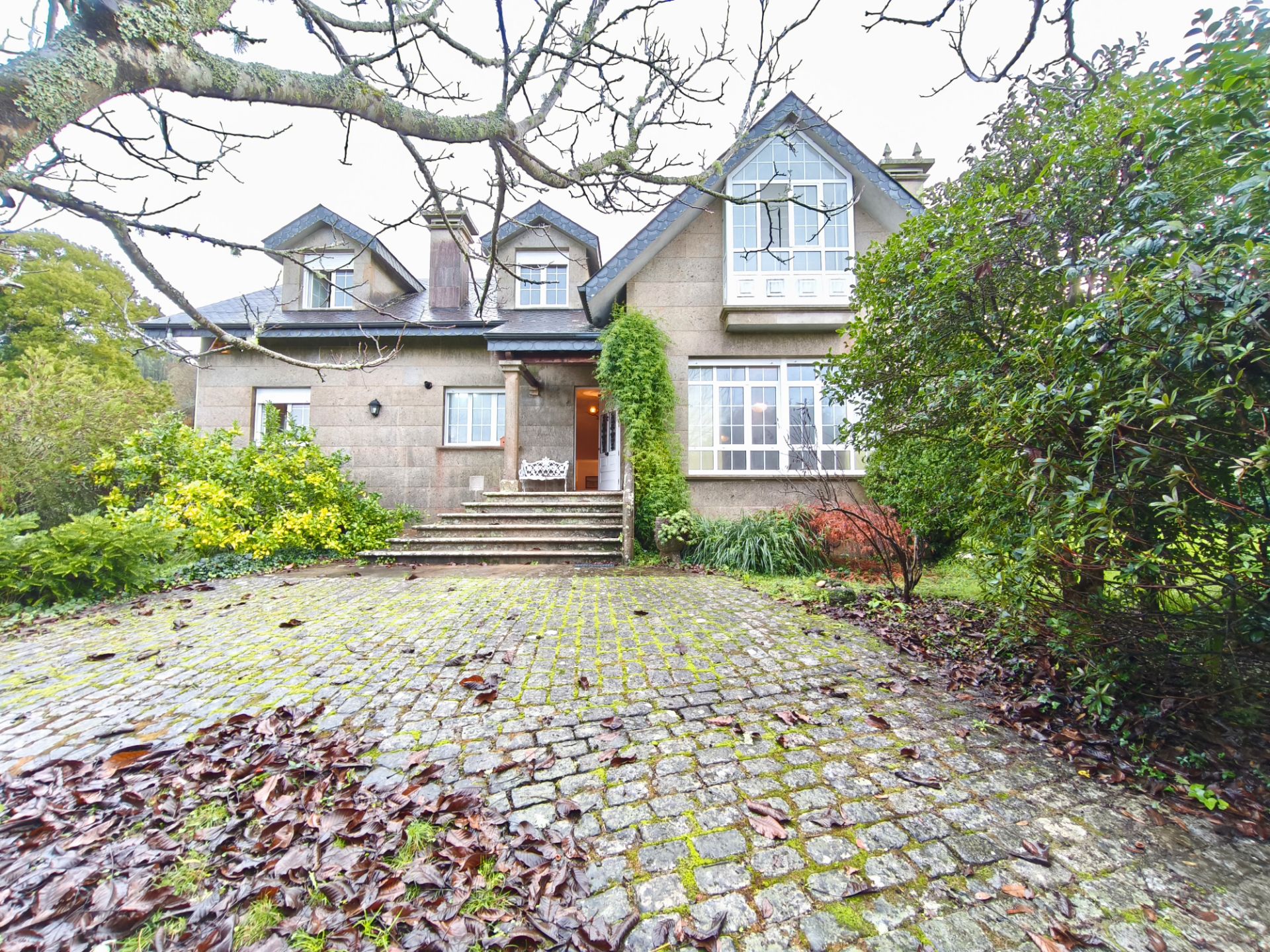 Vista exterior de Casa o xalet en venda en Santiago de Compostela  amb Calefacció, Jardí privat i Terrassa