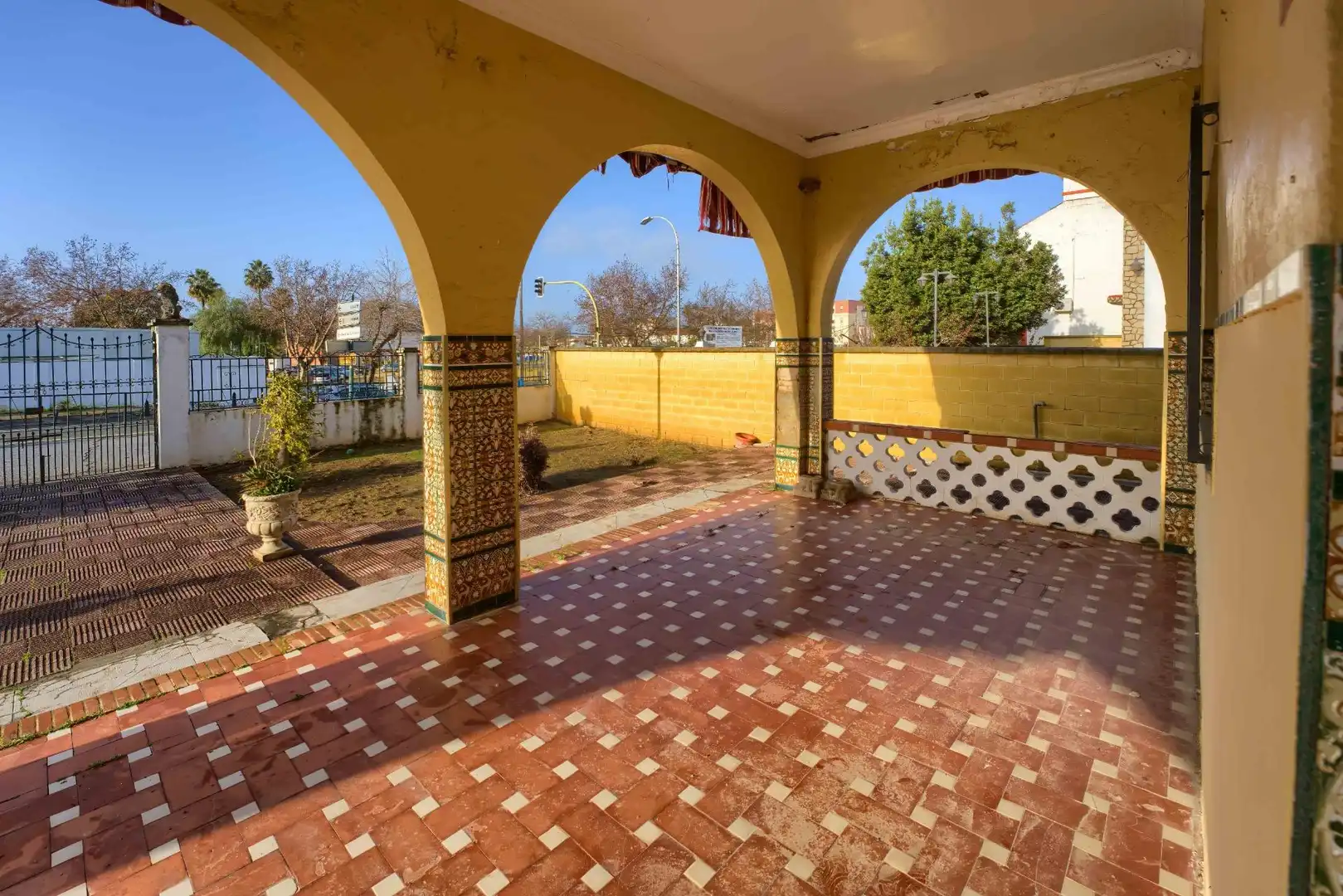 Garden of Houses for sale in Sanlúcar la Mayor  with Air Conditioner, Private garden and Terrace