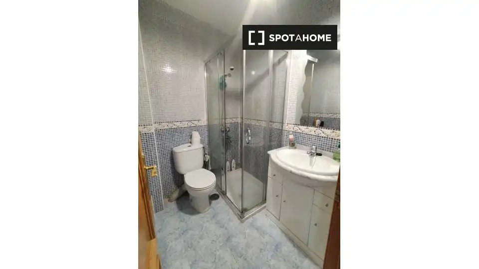Bathroom of Flat for rent in Madrid  with Air Conditioner, Heating and Furnished