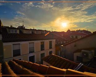 Vista exterior de Àtic de lloguer en  Madrid Capital amb Aire condicionat, Terrassa i Balcó