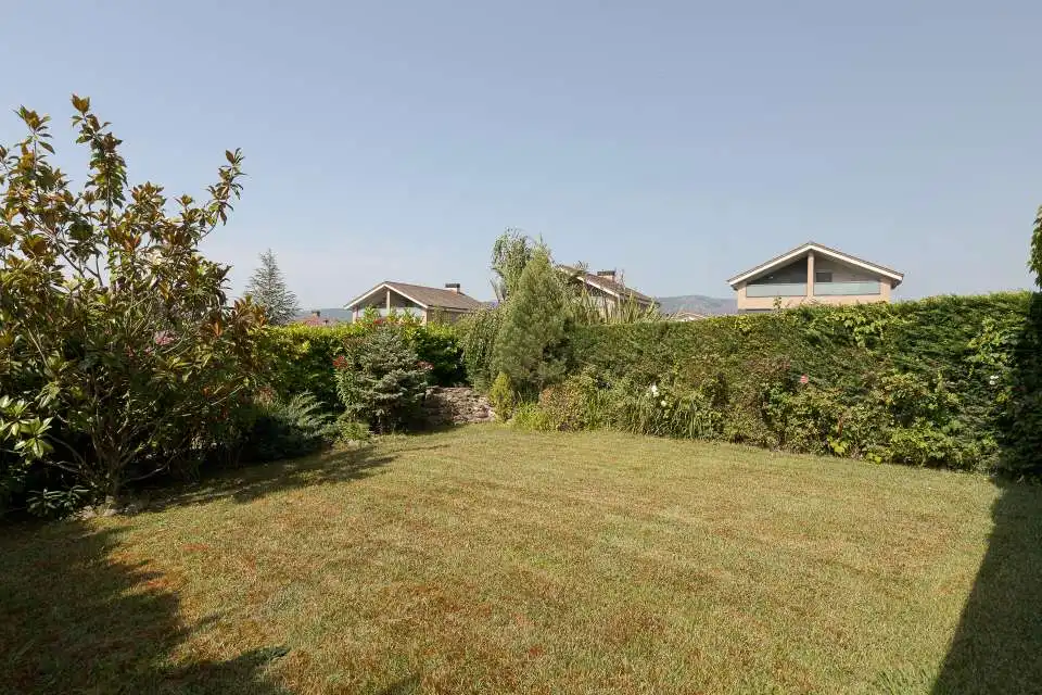 Einfamilien-Reihenhaus zum Verkauf in Iza / Itza mit Heizung, Privatgarten und Terrasse