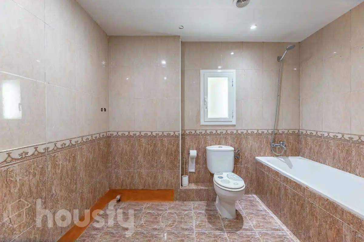 Baño de Piso en venta en Castelldefels con Aire acondicionado, Jardín privado y Terraza