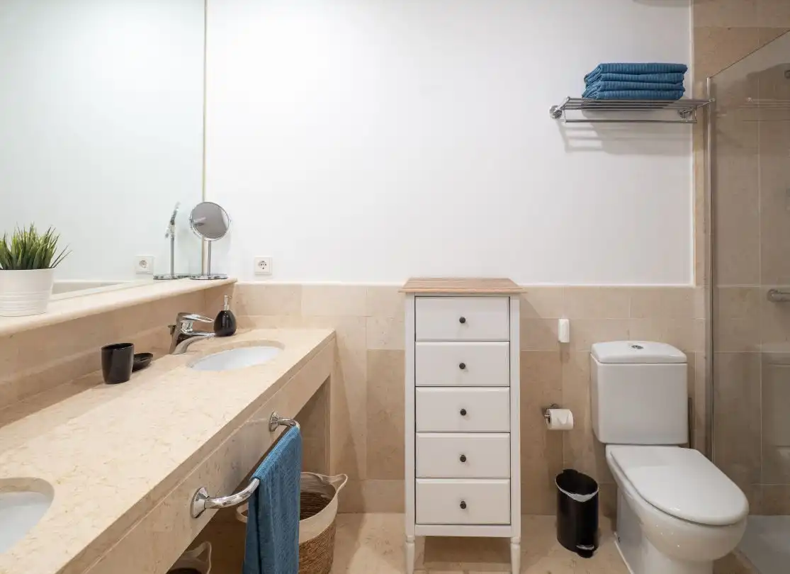 Bathroom of Flat for rent in Sotogrande  with Air Conditioner, Heating and Terrace